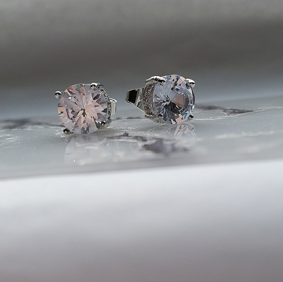New Elegant Round Cut White Sapphire Stud Earrings - Picture 7 of 7